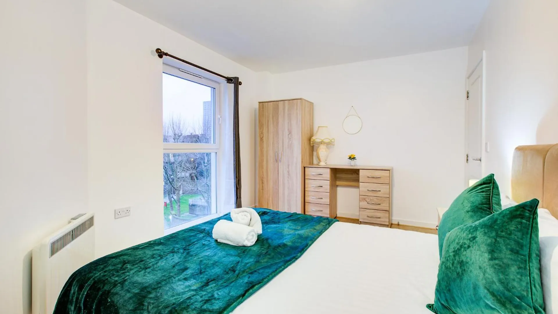 Apartment 2-Bed Flat In Canary Wharf Great Location London